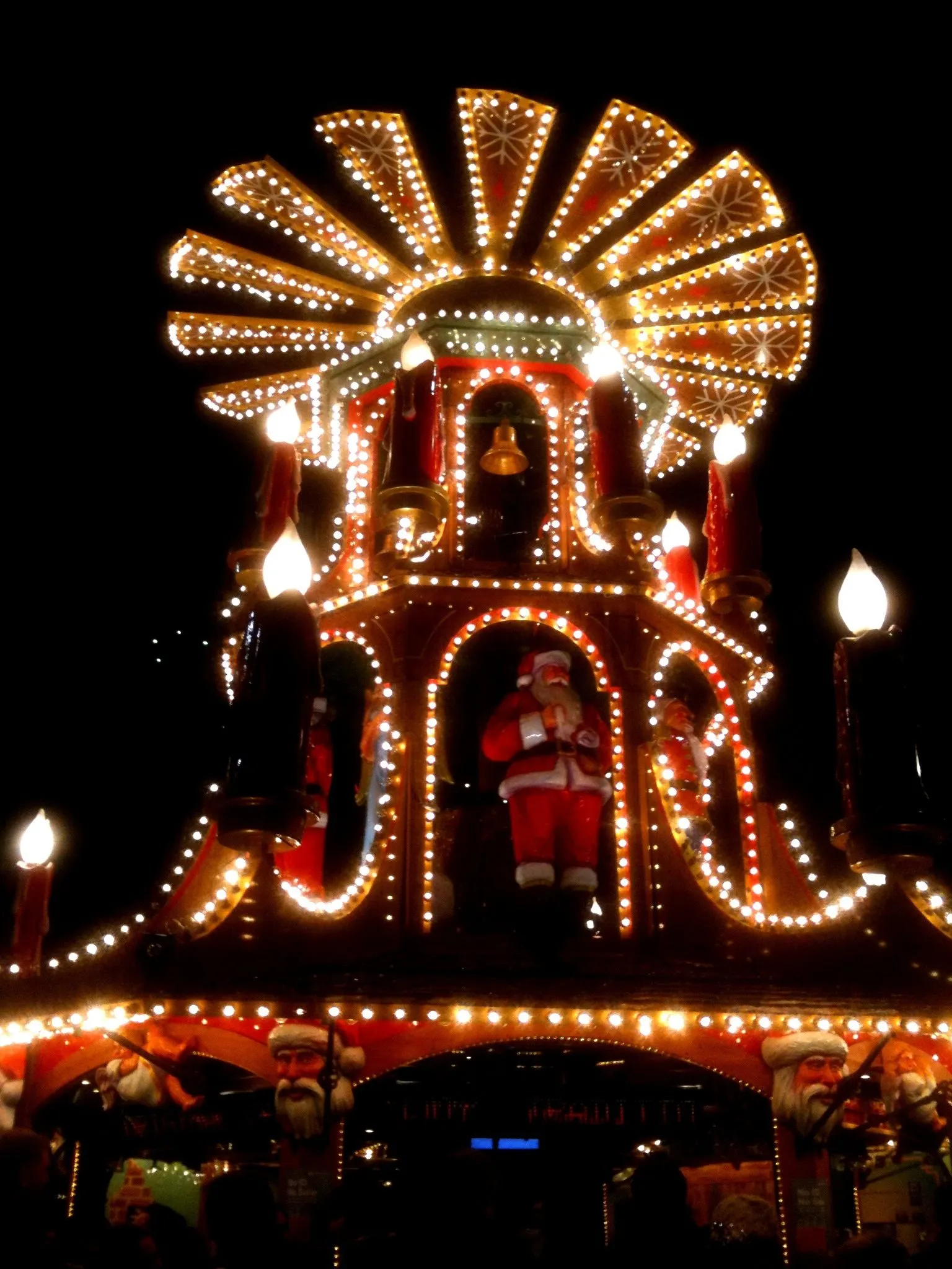 Weihnachtlich geschmückter Marktstand auf einem deutschen Weihnachtsmarkt